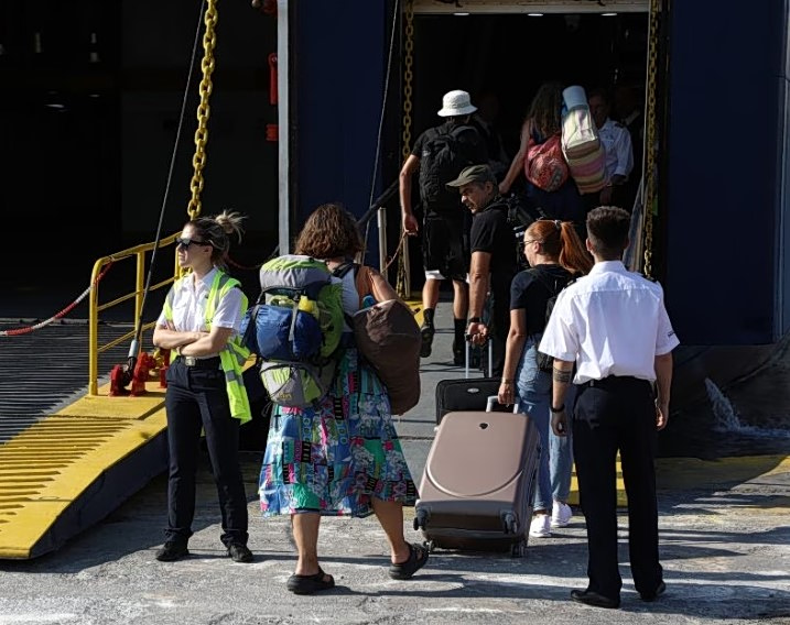 Holiday Exodus Peaks as Thousands Leave Athens