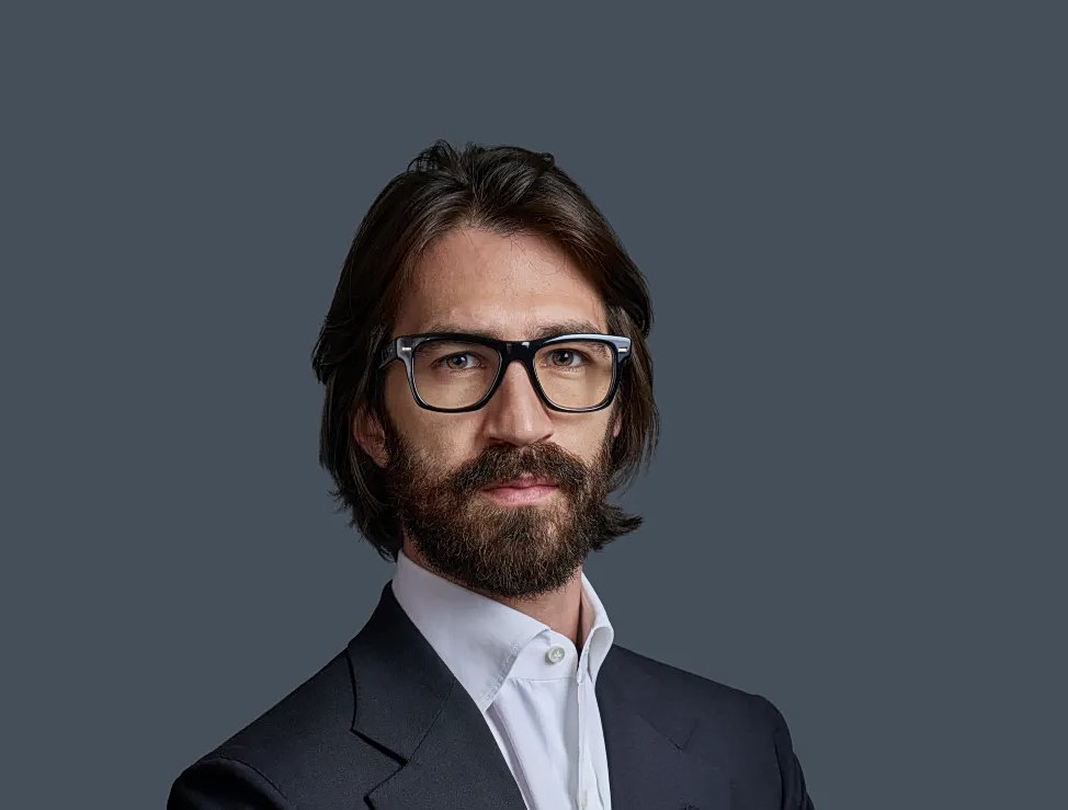 Ray-Ban: Πού οδηγούν ίντριγκες και κόντρες δισεκατομμυρίων