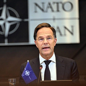 NATO: Πιέζει τους Ευρωπαίους κατασκευαστές όπλων να αυξήσουν την παραγωγή