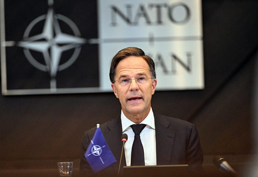 NATO: Πιέζει τους Ευρωπαίους κατασκευαστές όπλων να αυξήσουν την παραγωγή