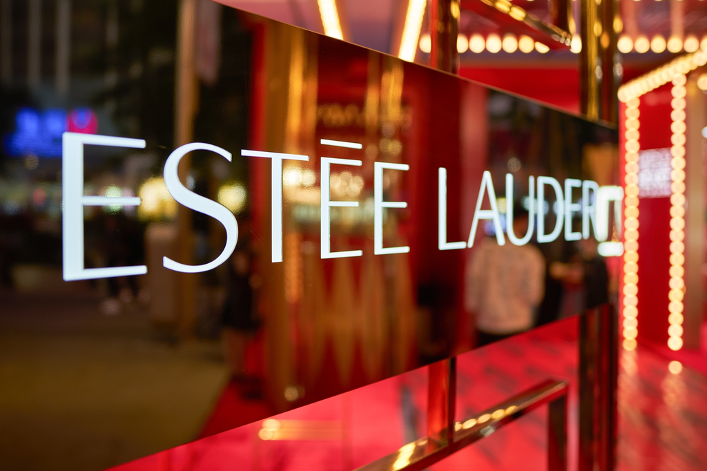 Estée Lauder: Μπορεί μια εξαγορά να την σώσει;
