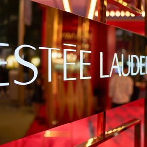 Estée Lauder: Μπορεί μια εξαγορά να την σώσει;