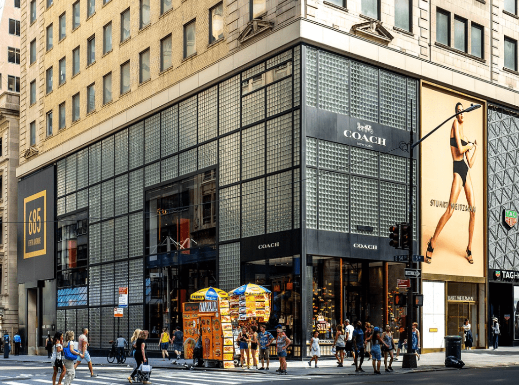 Wall Street: Γιατί προτιμά την Coach από την Gucci