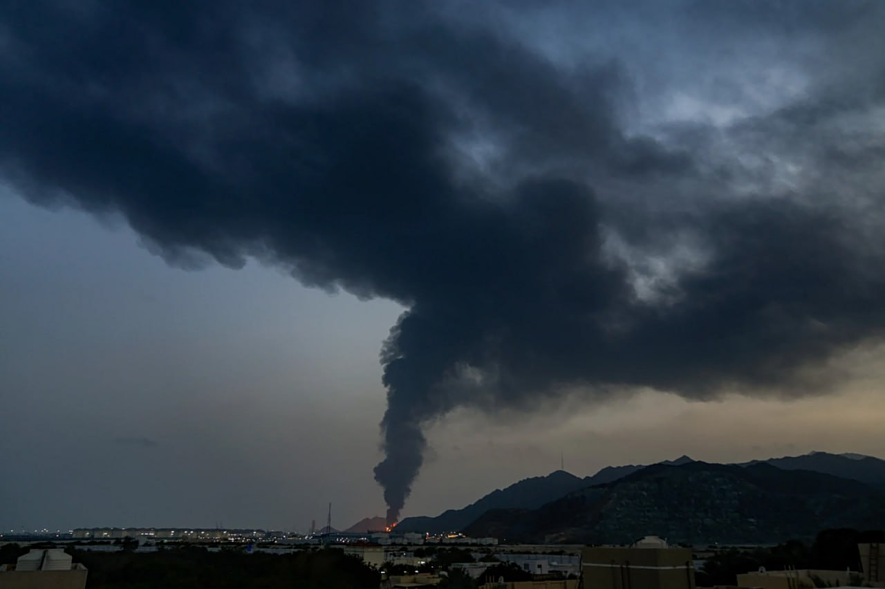 Επίθεση του Ιράν στα Εμιράτα, φωτιά σε πετρελαϊκή εγκατάσταση – Απολύτως ψέματα ότι πέρασαν πλοία από τα Στενά, λέει η Τεχεράνη