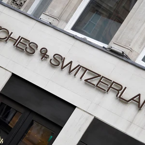 Watches of Switzerland: Εγκαταλείπει τον στόχο για πωλήσεις άνω των 3 δισ. λιρών έως το 2028