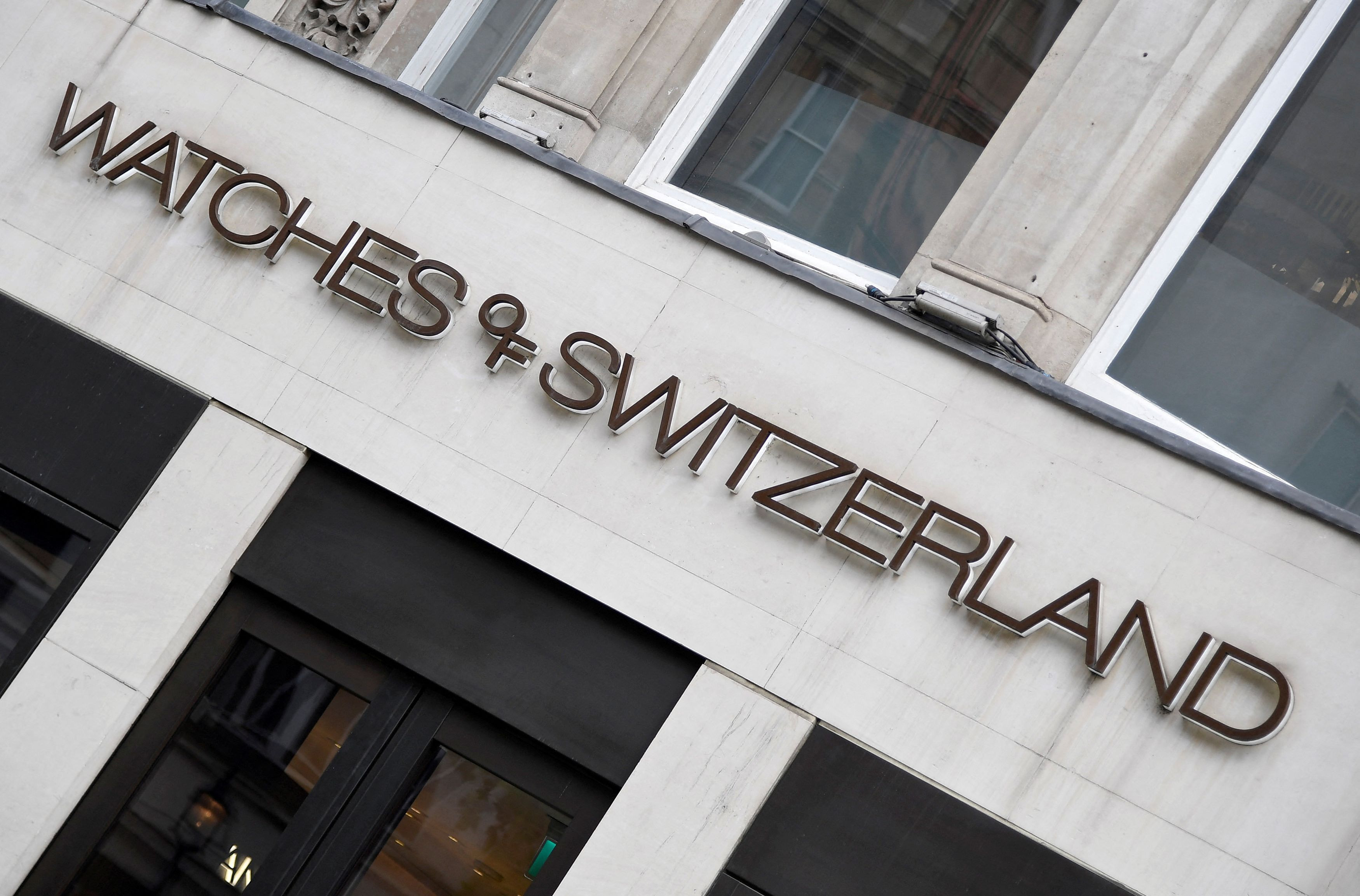 Watches of Switzerland: Εγκαταλείπει τον στόχο για πωλήσεις άνω των 3 δισ. λιρών έως το 2028