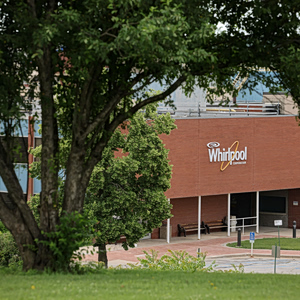 Whirlpool: Γιατί απολύει εκατοντάδες εργαζομένους παρά την εμπορική πολιτική Τραμπ
