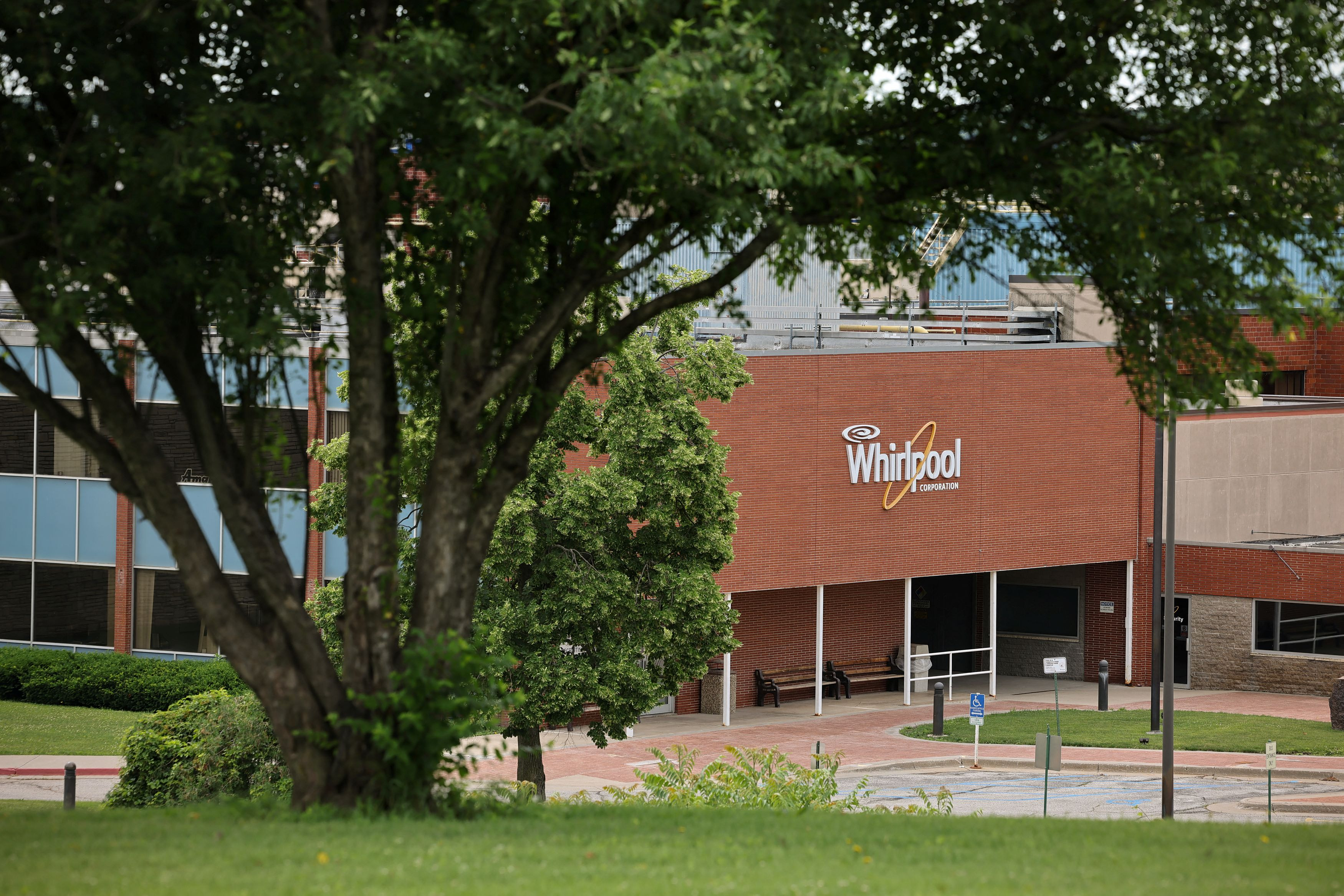 Whirlpool: Γιατί απολύει εκατοντάδες εργαζομένους παρά την εμπορική πολιτική Τραμπ