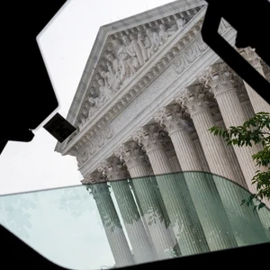 ΗΠΑ: Το Ανώτατο Δικαστήριο μπλοκάρει τον Τραμπ – Δεν μπορεί να αποπέμψει τη διοικήτρια της Fed Λίζα Κουκ