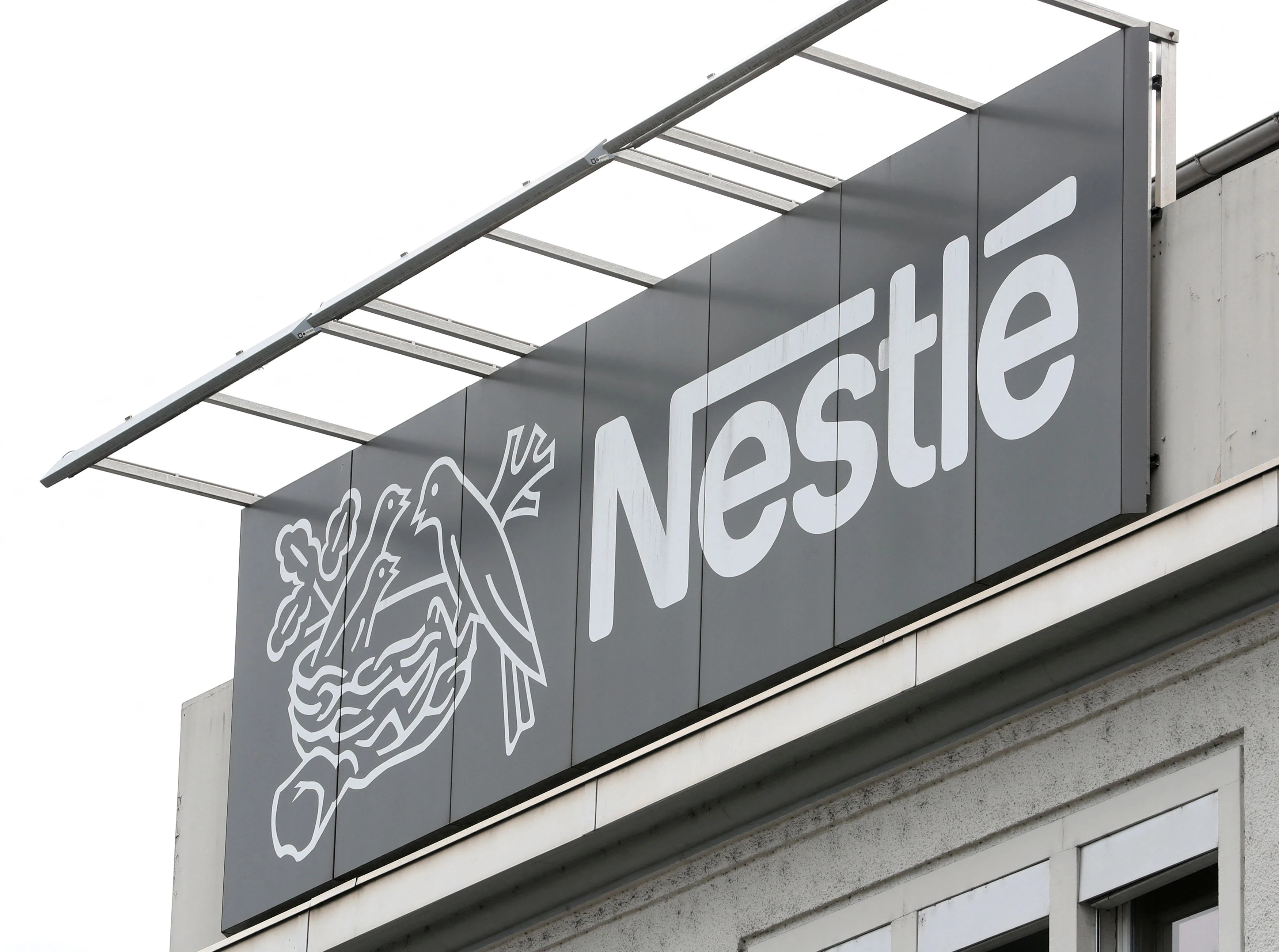 Nestle: Αποσύρει τις τεχνητές χρωστικές από όλα τα προϊόντα της έως το 2026