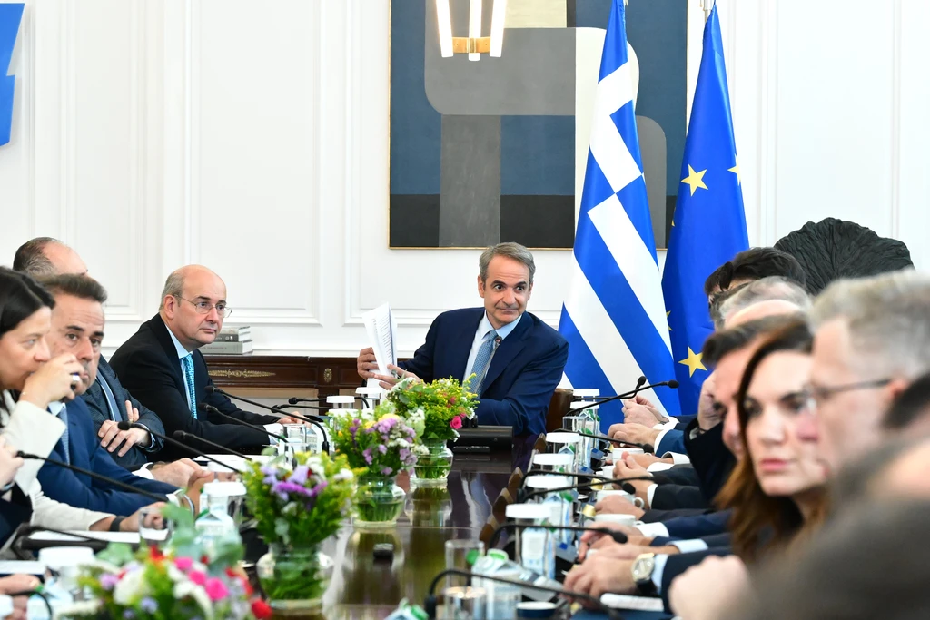 Μητσοτάκης: Καλλιέργεια προσδοκιών για πτώση στην τιμή της βενζίνης με προεκλογικό άρωμα