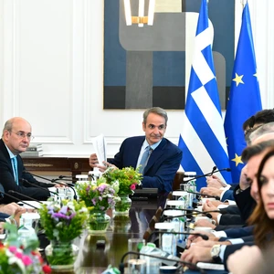 Μητσοτάκης: Καλλιέργεια προσδοκιών για πτώση στην τιμή της βενζίνης με προεκλογικό άρωμα