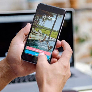 Airbnb: Ισχυρή άνοδος στην Ελλάδα παρά την μείωση των καταλυμάτων