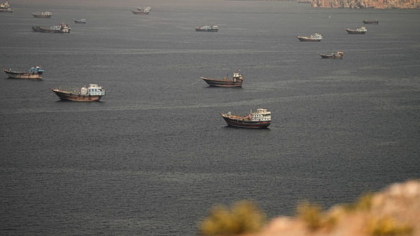 Στενά του Ορμούζ: Πέρασαν τα πρώτα δεξαμενόπλοια στο πλαίσιο της συμφωνίας ΗΠΑ – Ιράν
