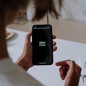 Uber Eats: Βάζει… φωτιά στο ελληνικό delivery