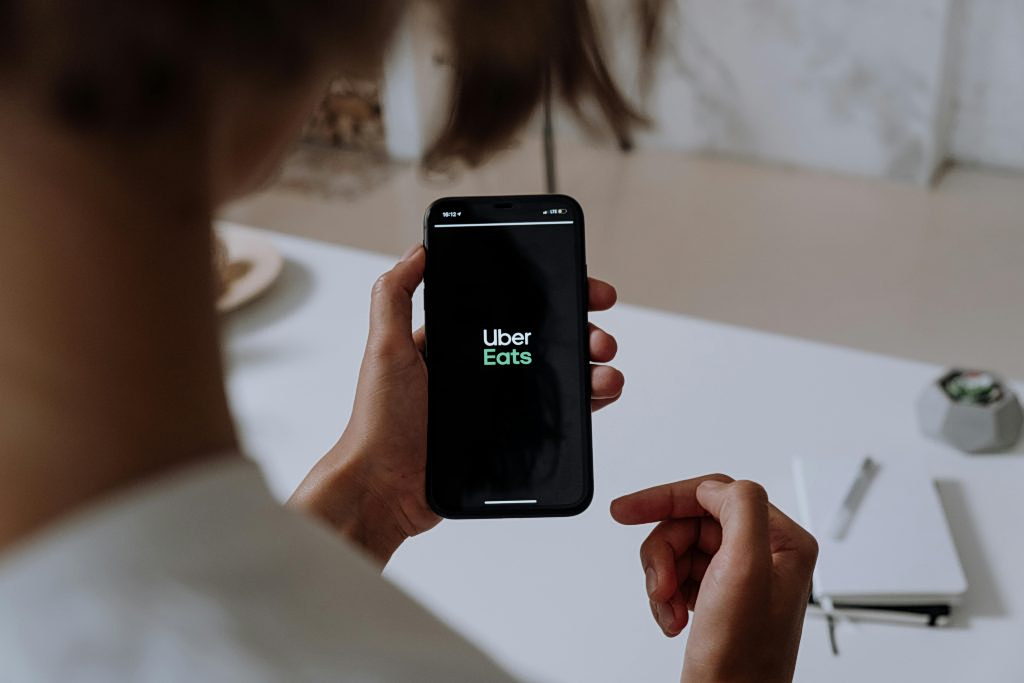 Uber Eats: Βάζει… φωτιά στο ελληνικό delivery