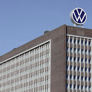 Volkswagen: Θα καταργήσει 50.000 θέσεις εργασίας ως το 2030