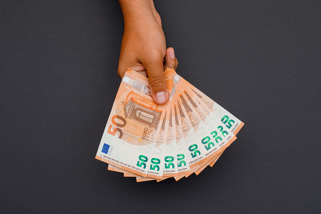 Ακατάσχετος λογαριασμός: Στα 1.600 ευρώ το νέο όριο προστασίας – Τι αλλάζει για χιλιάδες οφειλέτες