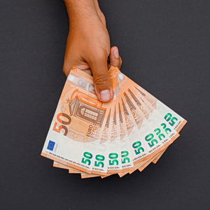 Ακατάσχετος λογαριασμός: Στα 1.600 ευρώ το νέο όριο προστασίας – Τι αλλάζει για χιλιάδες οφειλέτες
