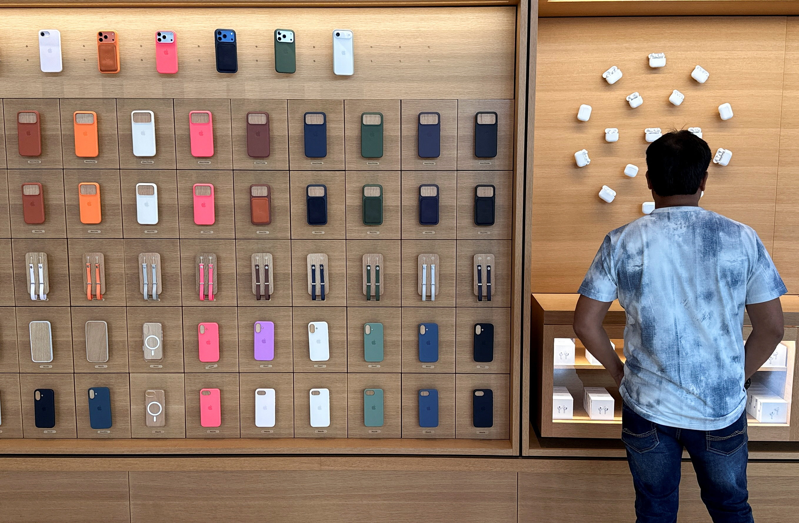 Apple: Στο στόχαστρο της Επιτροπής Ανταγωνισμού της Ινδίας – Καταγγέλλει «copy-paste» στην έρευνα