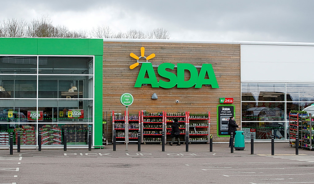 Asda: Μεγάλες πιέσεις από τη στρατηγική χαμηλών τιμών και τα έκτακτα κόστη