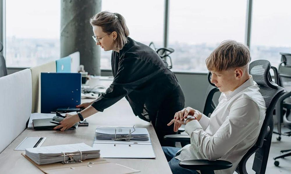 Gen Z: Μισθολογικό «προβάδισμα» σε σχέση με τους Millenials – Πού οφείλεται και πόσο θα κρατήσει