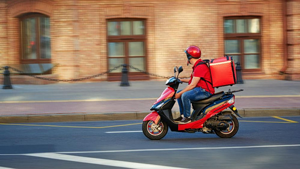 Delivery: Ο αθέατος πόλεμος για την αγορά των 2 δισ. ευρώ