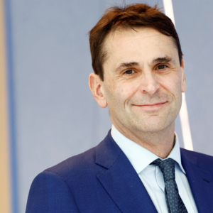 ASML: Ο επικεφαλής προειδοποιεί την ΕΕ να μην κατευθύνει τις προμήθειες τσιπ