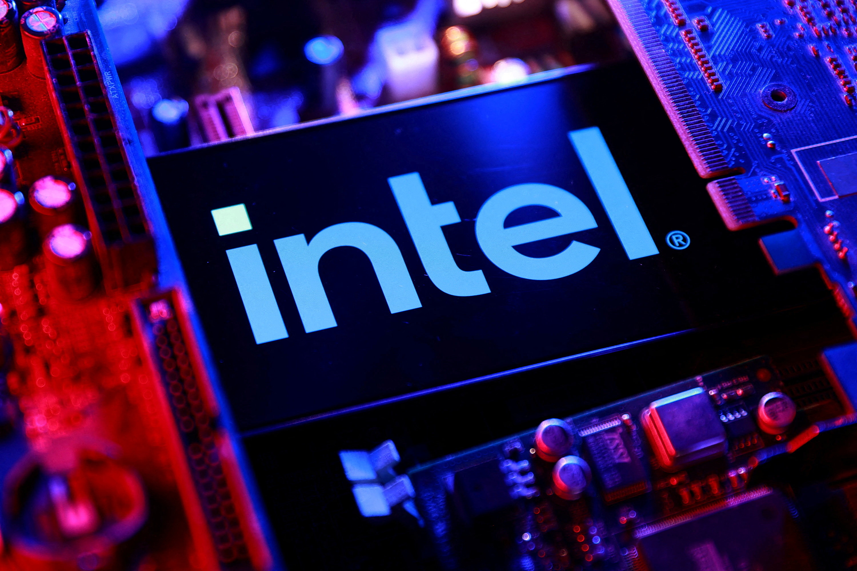 Intel: Η Alphabet της αναθέτει την κατασκευή 3 εκατομμυρίων chip