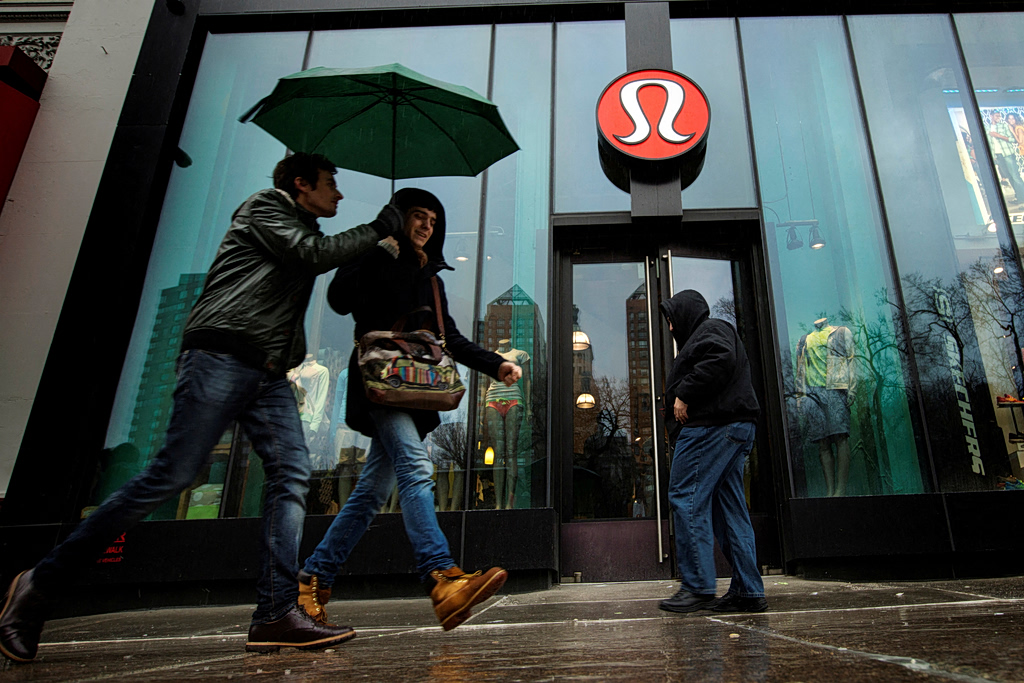 Lululemon: Βουτιά μετοχής σε χαμηλό 8 ετών –  Oι δυσοίωνες προοπτικές και τα λάθη σε προϊόντα