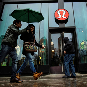 Lululemon: Βουτιά μετοχής στα χαμηλότερα επίπεδα των τελευταίων ετών –  Oι δυσοίωνες προοπτικές και τα λάθη σε προϊόντα