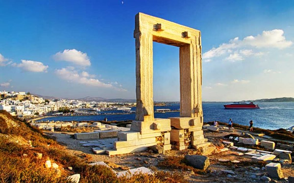 Νάξος: Στο επίκεντρο των διεθνών ΜΜΕ ως ο κορυφαίος πολυθεματικός προορισμός της Ελλάδας