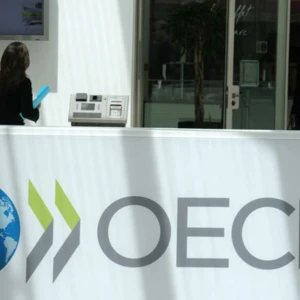 OECD Report: Greeks’ Trust in Government, Institutions Decline