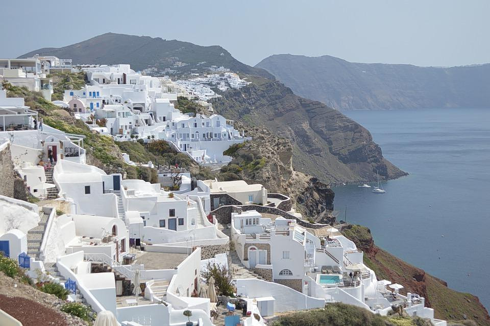 Σαντορίνη: Σε αποχή εργασίας τη Δευτέρα στα τουριστικά λεωφορεία
