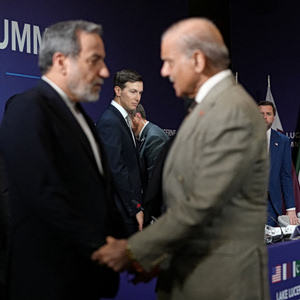 Τραμπ: Απειλεί το Ιράν με νέες επιθέσεις ενώ Βανς – Αρακτσί συνομιλούν στην Ελβετία