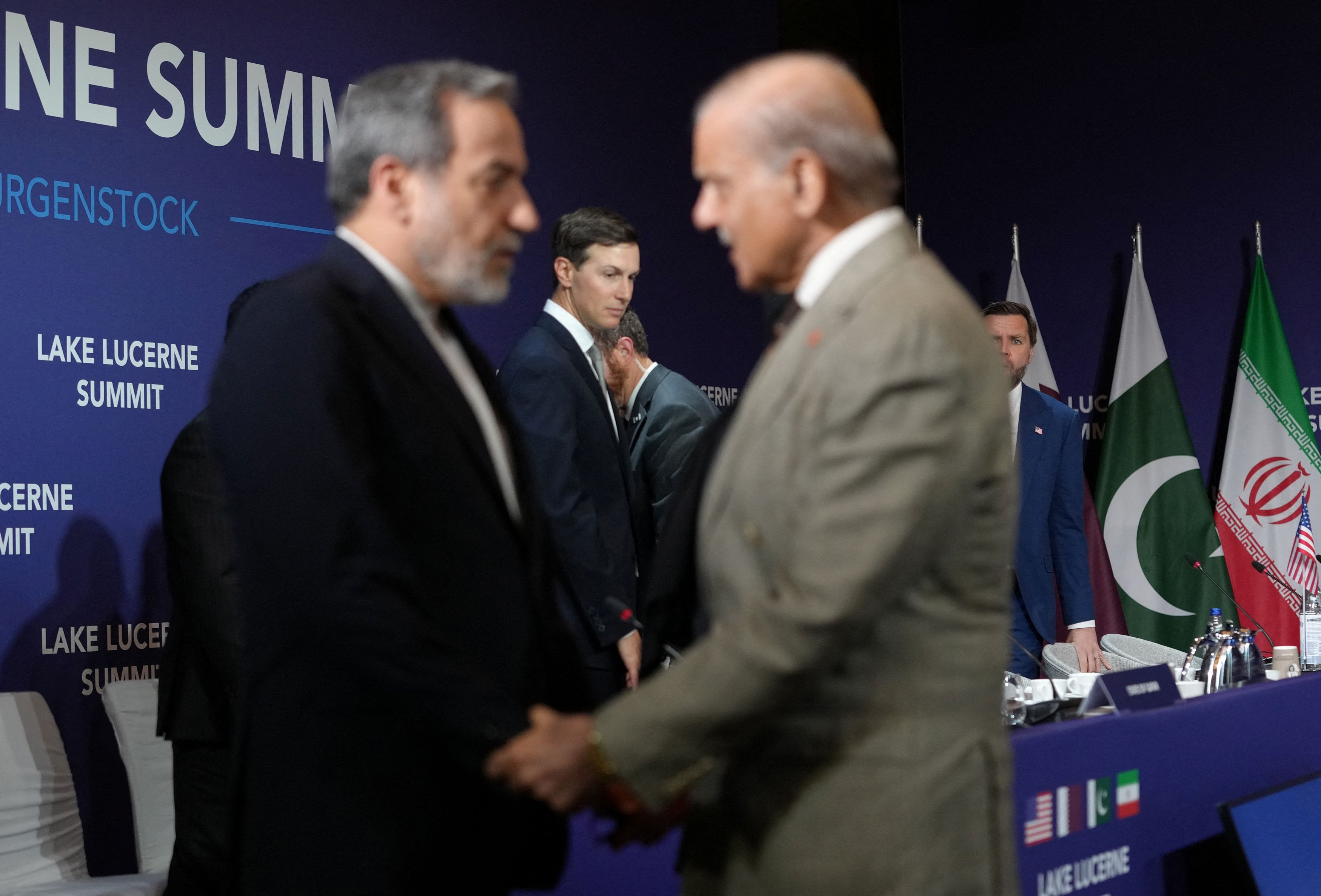 Τραμπ: Απειλεί το Ιράν με νέες επιθέσεις ενώ Βανς – Αρακτσί συνομιλούν στην Ελβετία