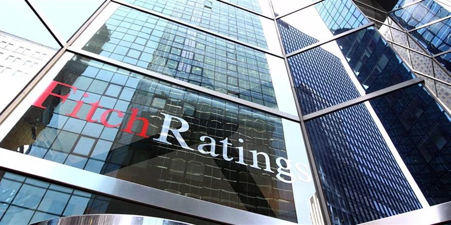 Fitch: Ανάπτυξη, δάνεια και προμήθειες στηρίζουν τις ελληνικές τράπεζες