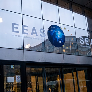 EEAS: Γιατί η ευρωπαϊκή διπλωματική υπηρεσία βρίσκεται σε κρίση – Οι δομικές αδυναμίες και οι εσωτερικές συγκρούσεις