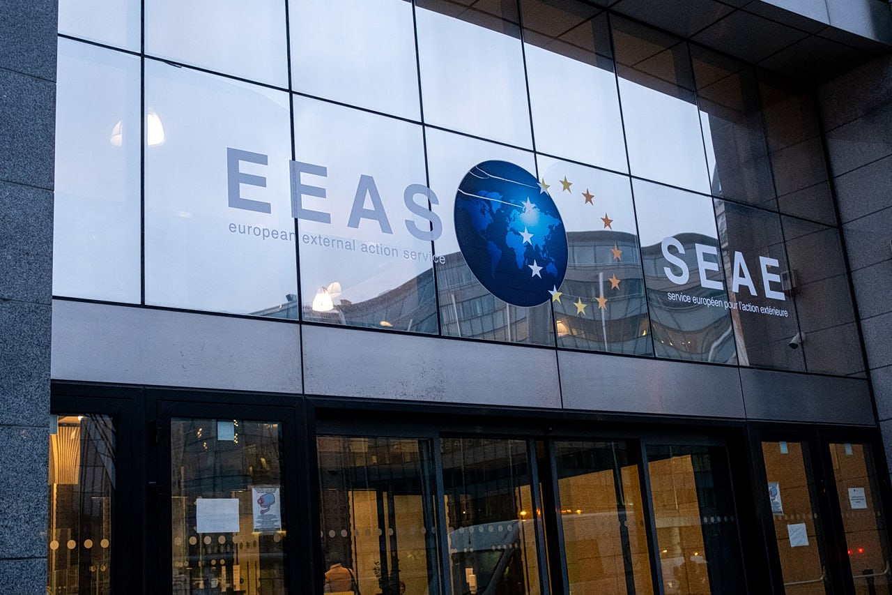 EEAS: Γιατί η ευρωπαϊκή διπλωματική υπηρεσία βρίσκεται σε κρίση – Οι δομικές αδυναμίες και οι εσωτερικές συγκρούσεις