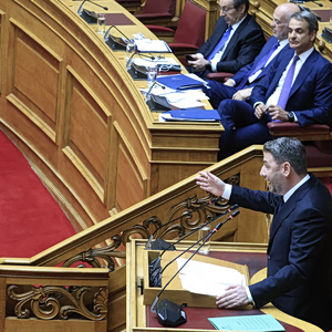 Βουλή: Μονομαχία Ανδρουλάκη – Μητσοτάκη για την ακρίβεια