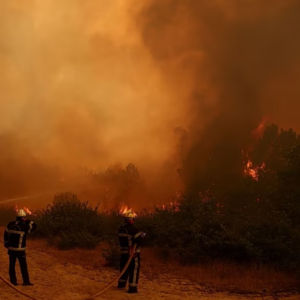 Φωτιές σε Γαλλία – Ισπανία: Στάχτη 1,5 εκατ. στρέμματα – Πάνω από 320.000 οι εκτοπισμένοι