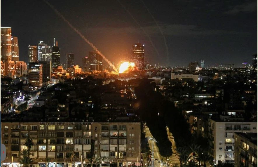 Μέση Ανατολή: Αναζωπύρωση με εκατέρωθεν πλήγματα ΗΠΑ – Ιράν και κλείσιμο του Ορμούζ