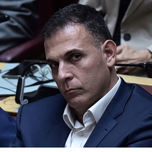 Γιώργος Καραμέρος: Παραιτείται από βουλευτής του ΣΥΡΙΖΑ