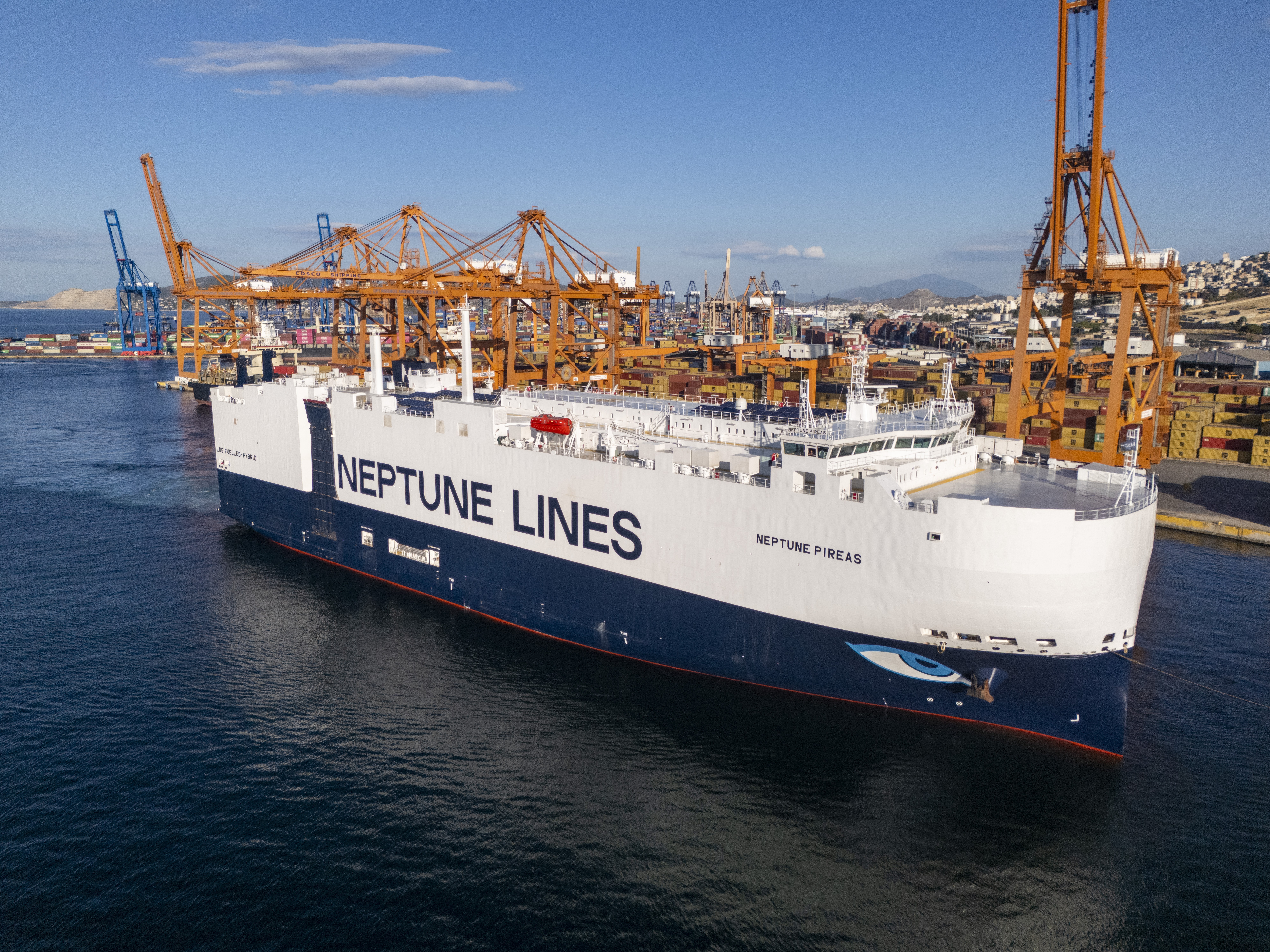Neptune Pireas: Η πρώτη προσέγγιση του νεότευκτου πλοίου στο λιμάνι του Πειραιά