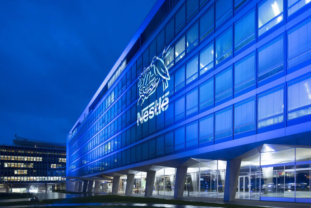 Nestlé Ελλάς: Κατάρρευση κερδοφορίας το 2025 λόγω εκτίναξης κόστους πρώτων υλών – Τα σχέδια για το 2026