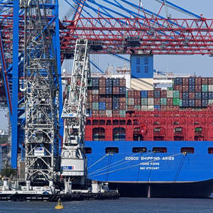 Cosco: Υποχώρηση στη διακίνηση εμπορευματοκιβωτίων στους δυο προβλήτες του Πειραιά