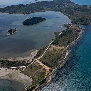 Αλβανία: Ύποπτος και για πλαστογράφηση τίτλων ο επιχειρηματίας που πούλησε γη για το θέρετρο του Κούσνερ