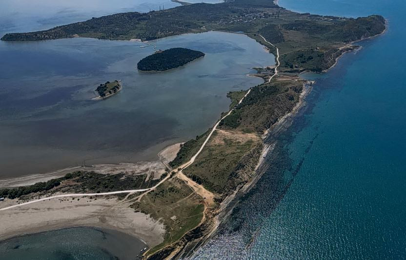 Αλβανία: Ύποπτος και για πλαστογράφηση τίτλων ο επιχειρηματίας που πούλησε γη για το θέρετρο του Κούσνερ