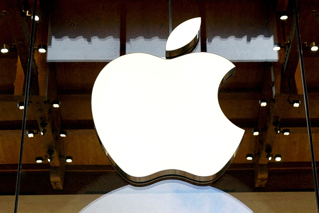 Apple: Σε ιστορικό υψηλό η μετοχή της εν μέσω αλλαγής φρουράς και νέου CEO