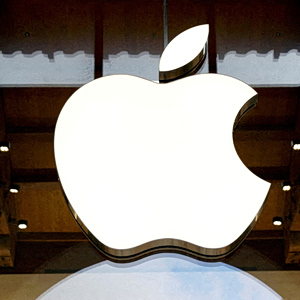 Apple: Σε ιστορικό υψηλό η μετοχή της εν μέσω αλλαγής φρουράς και νέου CEO
